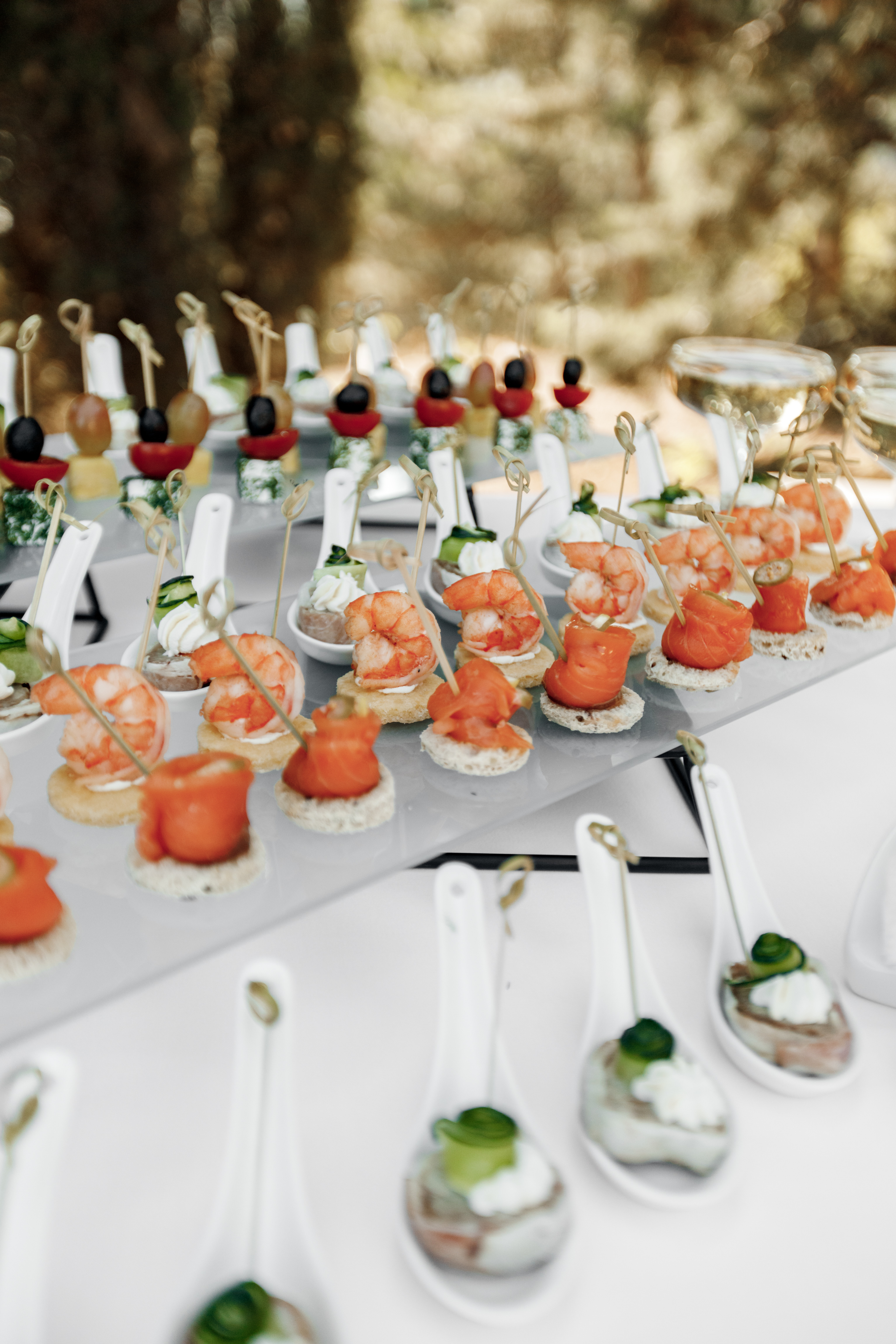 Echiparea bucătăriei de catering cu echipamente profesionale