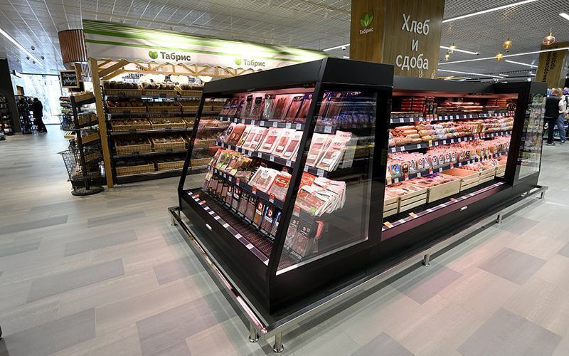 Интерьер современного продуктового магазина